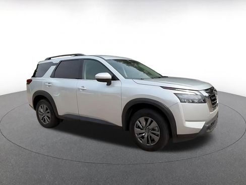 Used 2025 Nissan Pathfinder SV FWD image 2