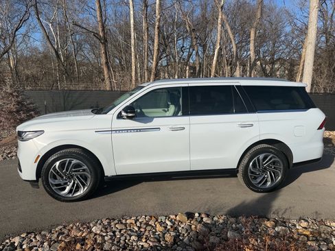 New 2026 Lincoln Navigator Reserve AWD/4WD image 2