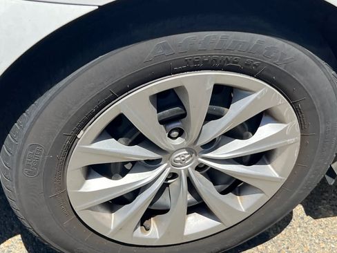 Used 2017 Toyota Camry LE FWD image 17