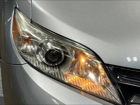 Used 2019 Toyota Sienna XLE FWD image 32
