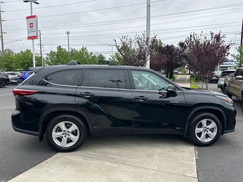 Used 2021 Toyota Highlander LE AWD/4WD image 6