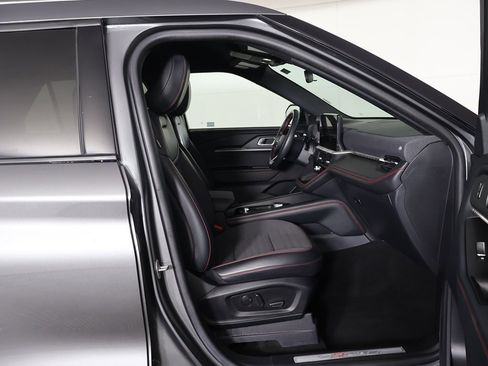 Used 2025 Ford Explorer ST-Line w/ ST-Line Street Pack image 31