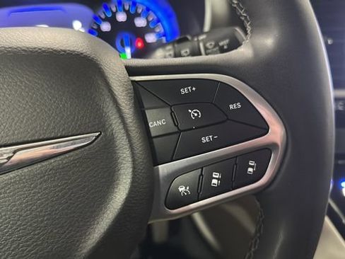 Used 2024 Chrysler Pacifica Touring-L FWD image 12