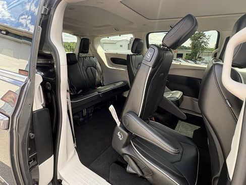 Used 2023 Chrysler Pacifica Limited AWD/4WD image 25