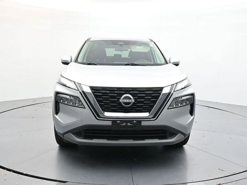 Used 2023 Nissan Rogue SV image 2