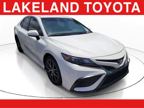 Certified 2021 Toyota Camry SE FWD image 1