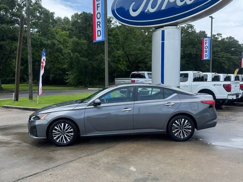 Used 2025 Nissan Altima 2.5 SV FWD image 3