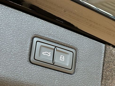 New 2025 Bentley Bentayga V8 image 25