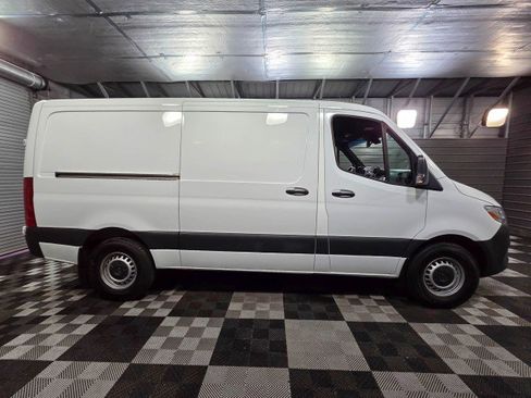 Used 2022 Mercedes-Benz Sprinter 2500 image 9