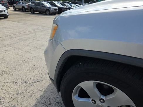 Used 2011 Jeep Grand Cherokee Laredo RWD image 6