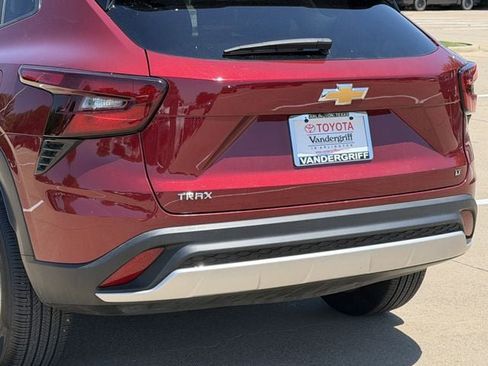 Used 2025 Chevrolet Trax LT FWD image 6