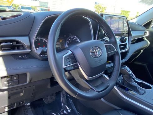 Certified 2025 Toyota Highlander XLE image 20