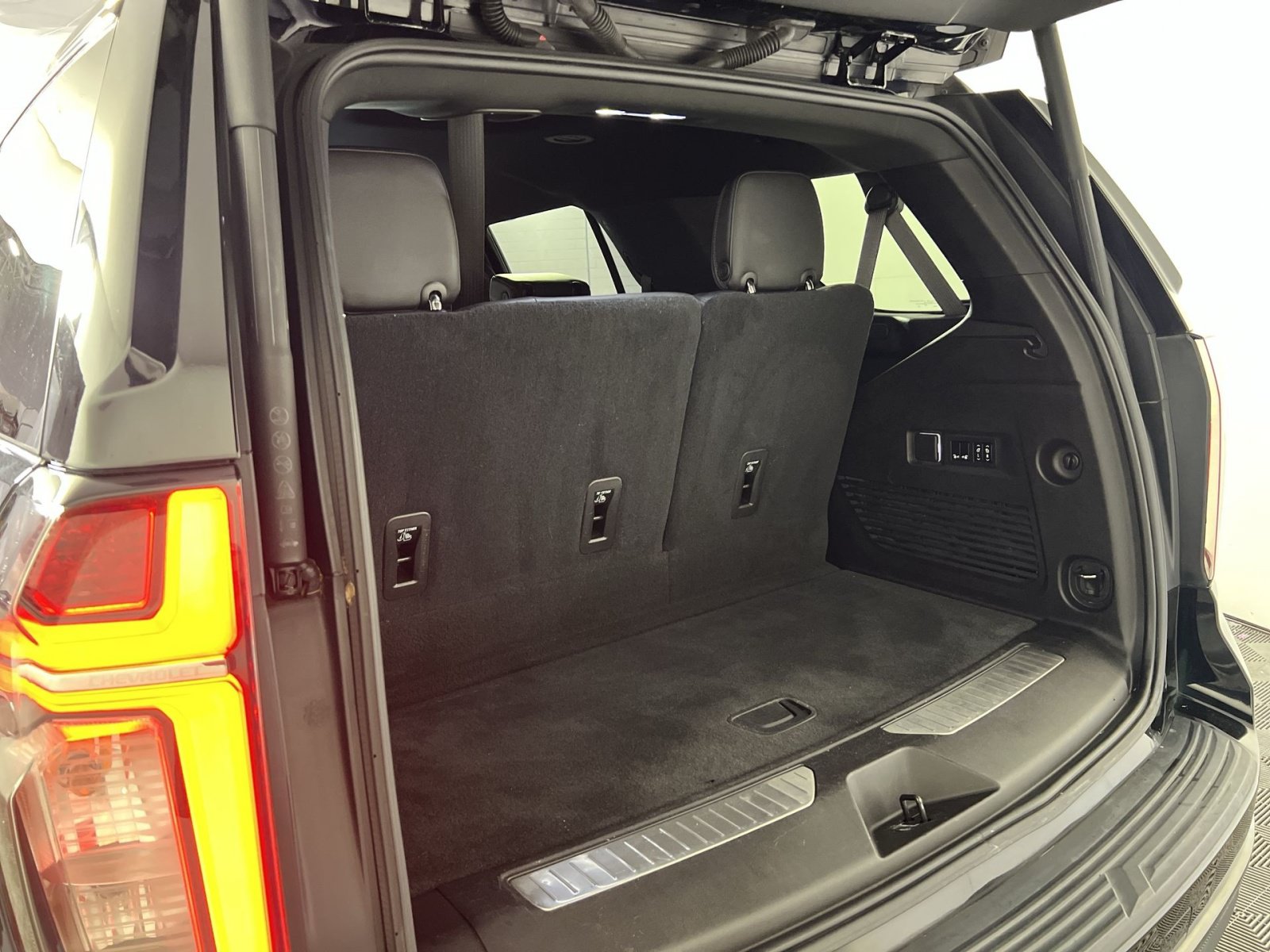 Used 2021 Chevrolet Tahoe RST w/ Luxury Package RWD image 27
