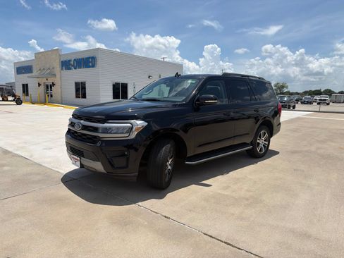 Used 2023 Ford Expedition XLT RWD image 3