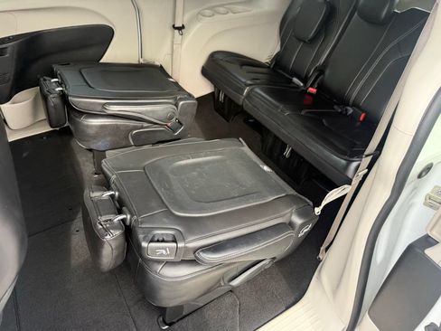 Used 2023 Chrysler Pacifica Touring-L FWD image 39
