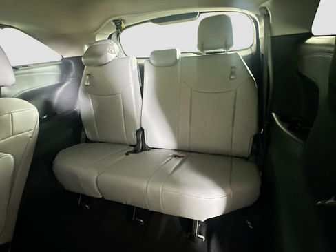 Used 2026 Toyota Sienna XLE FWD image 30