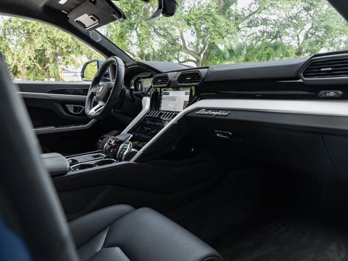 Used 2020 Lamborghini Urus image 2