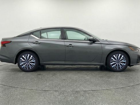 Used 2025 Nissan Altima 2.5 SV FWD image 11