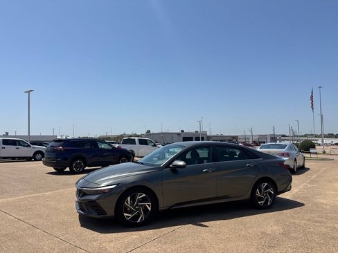 Used 2025 Hyundai Elantra SEL FWD image 11