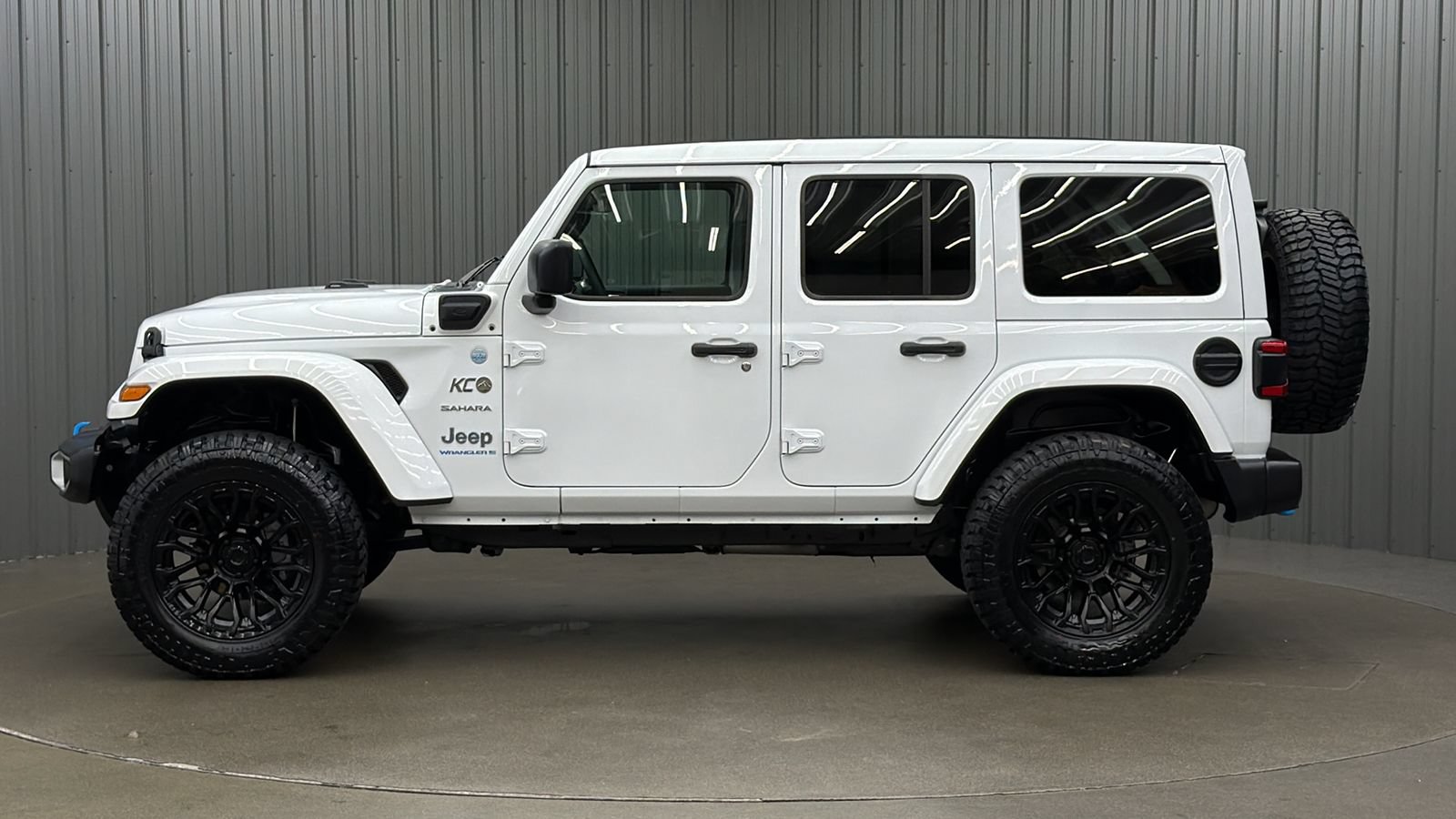 Used 2024 Jeep Wrangler Unlimited Sahara w/ Technology Group AWD/4WD image 2