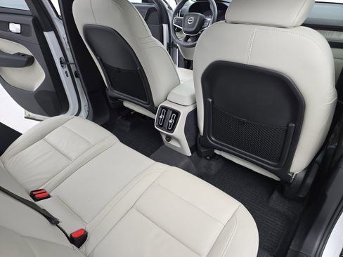 Used 2023 Volvo XC40 B4 Ultimate w/ Protection Package Premier image 11