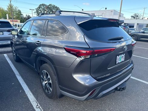 Used 2022 Toyota Highlander XLE AWD/4WD image 4
