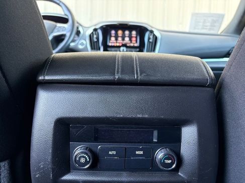 Used 2022 Chevrolet Traverse LT image 39