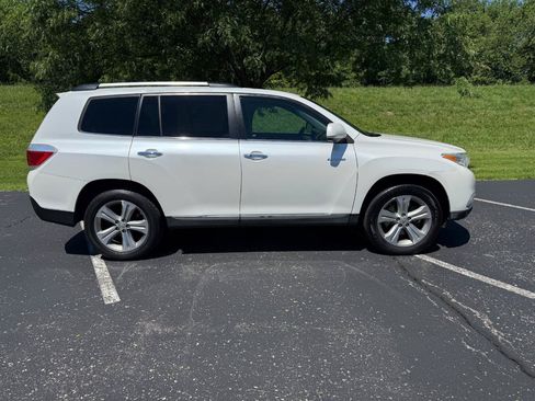 Used 2012 Toyota Highlander Limited w/ Tow Pkg FWD image 2