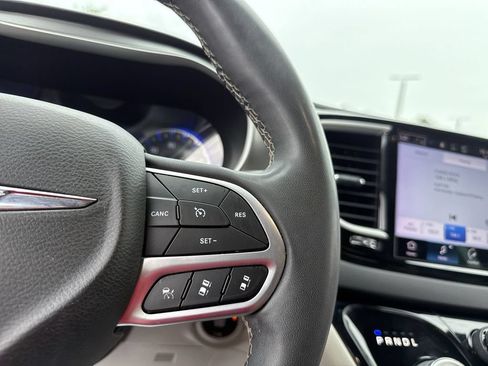 Used 2022 Chrysler Pacifica Touring-L FWD image 16