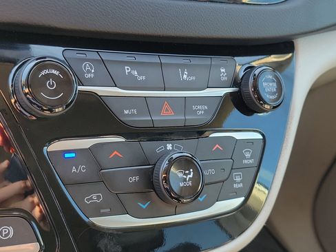 Used 2024 Chrysler Pacifica Touring-L image 26