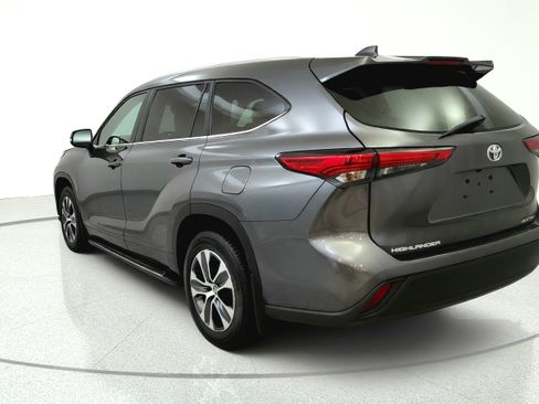 Used 2023 Toyota Highlander XLE AWD/4WD image 5
