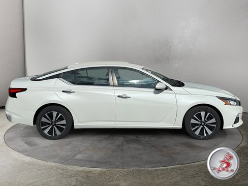 Used 2022 Nissan Altima 2.5 SV AWD/4WD image 8