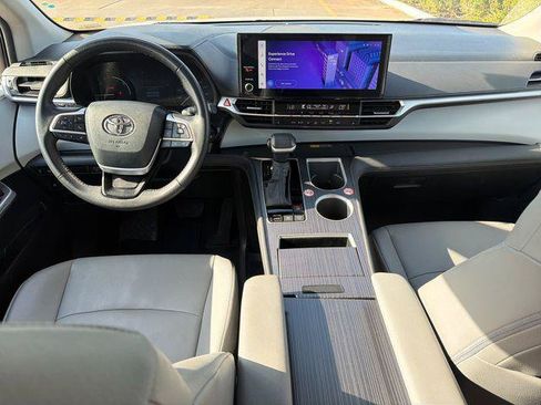Certified 2025 Toyota Sienna XLE FWD image 9