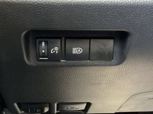 Used 2025 Toyota RAV4 XLE AWD/4WD image 21