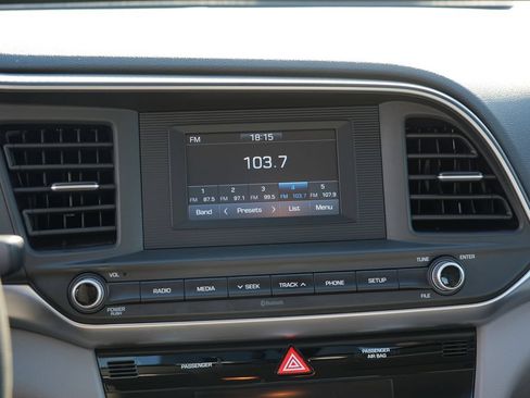 Used 2020 Hyundai Elantra SE FWD image 22