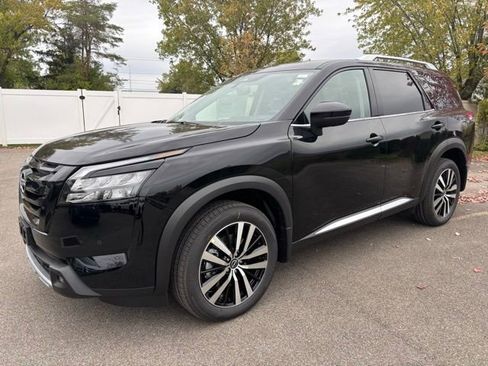 New 2025 Nissan Pathfinder Platinum image 1