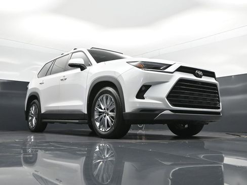 Used 2025 Toyota Grand Highlander AWD image 45