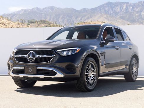 Used 2024 Mercedes-Benz GLC 300 image 1