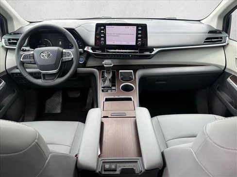 Used 2021 Toyota Sienna XLE FWD image 10
