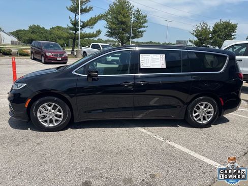 Used 2024 Chrysler Pacifica Touring-L FWD image 17