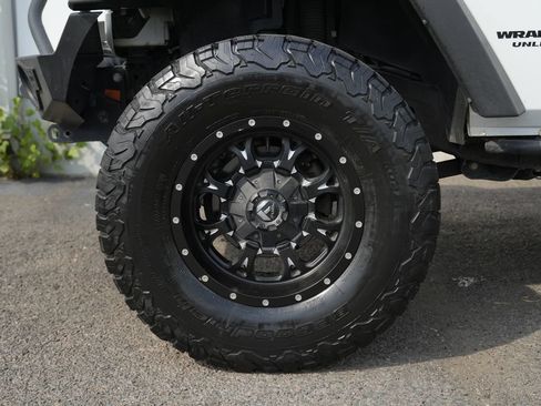 Used 2015 Jeep Wrangler Unlimited Rubicon w/ Connectivity Group AWD/4WD image 13