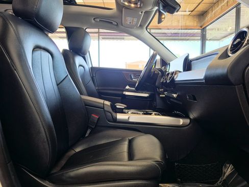 Used 2020 Mercedes-Benz GLB 250 4MATIC w/ Premium Package image 28