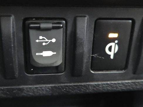 Used 2017 Toyota Tacoma Limited image 16