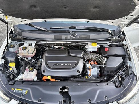 Used 2023 Chrysler Pacifica Limited w/ Uconnect Theater Family Group image 18