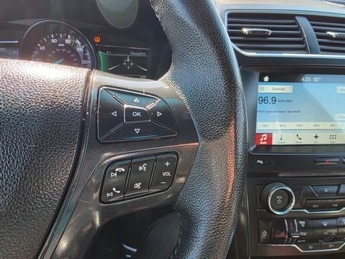 Used 2017 Ford Explorer XLT w/ Equipment Group 202A AWD/4WD image 17