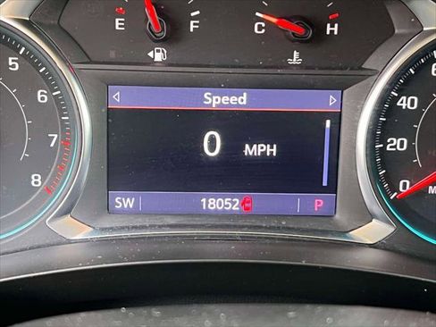 Used 2023 Chevrolet Traverse LT w/ Rear Camera Mirror Package image 26