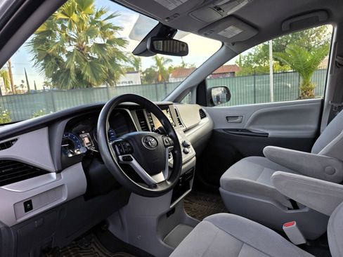 Used 2020 Toyota Sienna L image 5