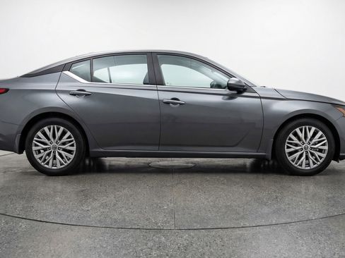 Used 2025 Nissan Altima 2.5 SV FWD image 11
