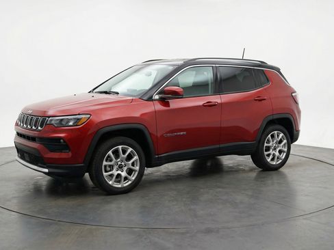 Used 2025 Jeep Compass Limited AWD/4WD image 3