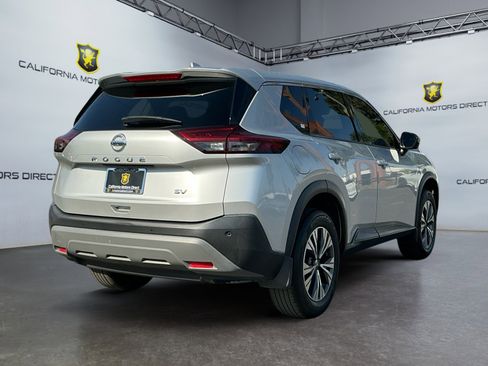 Used 2021 Nissan Rogue SV image 3